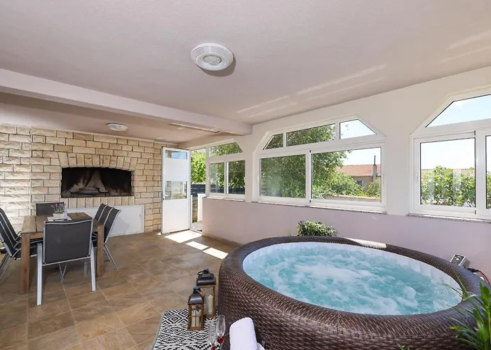 Ante With Jacuzzi & Seaview * Рованьска